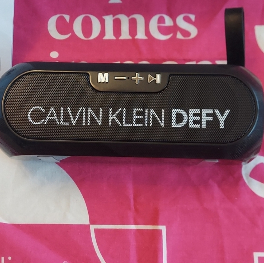 Nwt Calvin Klein Defy Solar Panel & 2 Port Charge Bluetooth Speaker!